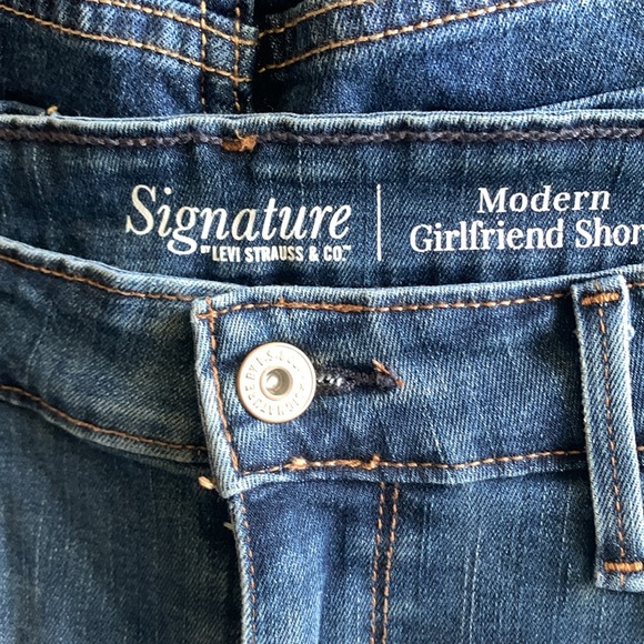 Levi Modern Girlfriend Shorts - Picture 3 of 3